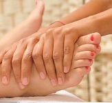 Réflexologie plantaire: massage sur la zone réflexe de la colonne vertébrale. 