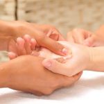 Massage des mains. Hathabhyanga, est un traitement ayurvédique qui vise à évacuer toutes les tensions accumulées au niveau des mains et bras.