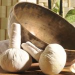 Pochons noués aux plantes médicinales nécessaires pour la pratique du massage ayurvédique elakhizi.