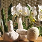 Outils de massage elakizhi et podikizhi. Ce sont deux types de massage ayurvédique pour lesquels on utilise des pochons noués aux plantes médicinales sèches ou en poudre.
